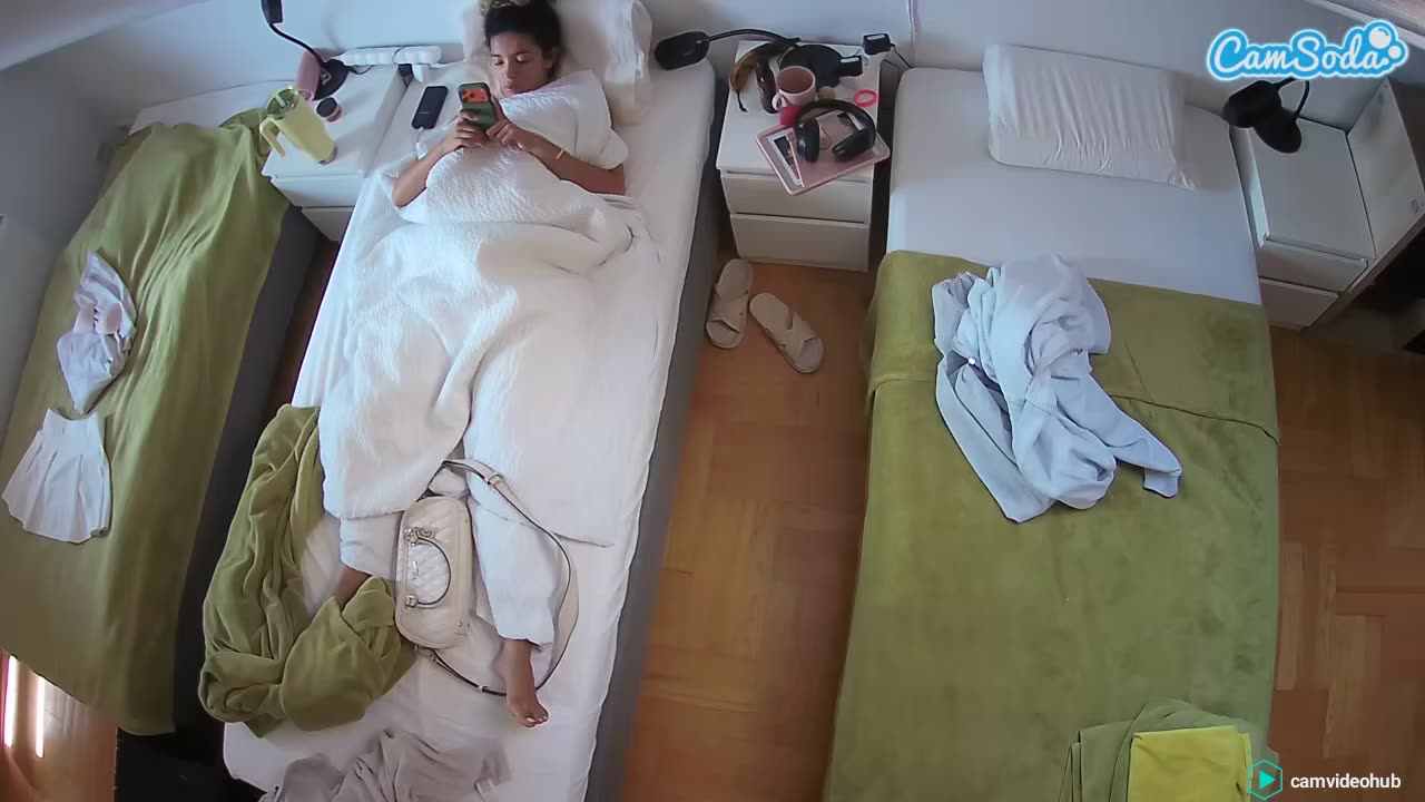 voyeurcam_julmodels_bed_5